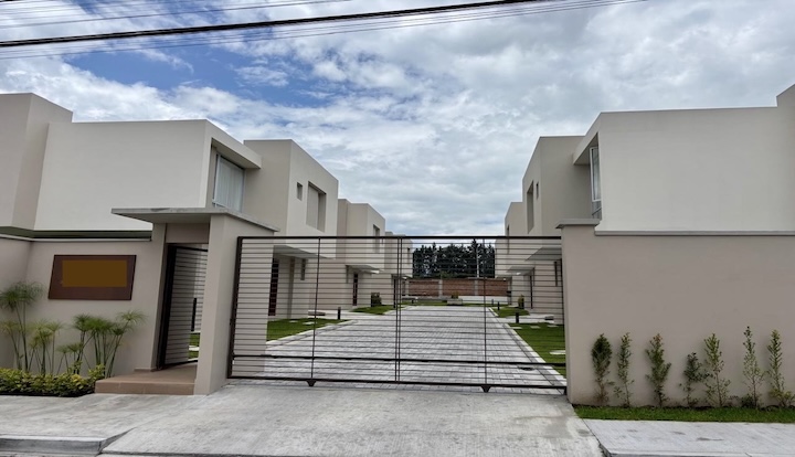 Casa independiente por estrenar-Puembo