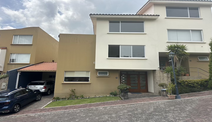 Casa de 4 dormitorios 240 m2 - Cumbayá