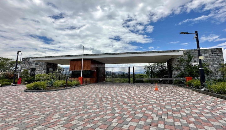 Terreno 1054 m² urbanización de lujo